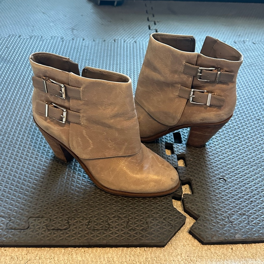 Jessica Simpson tan leather double buckle zipper ankle boots / booties size 9.5